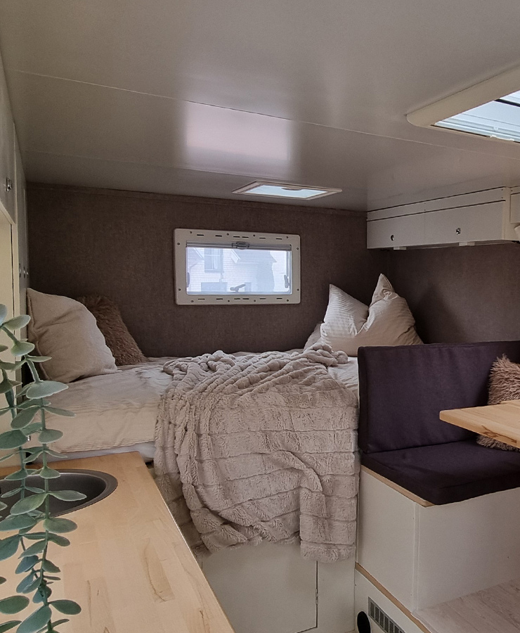 Mein Rückzugsort unterwegs – gemütliches Bett im Expeditions-LKW mit Blick ins Freie