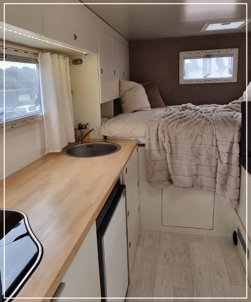 Geräumige LKW-Küche mit Gasherd, Spüle und Stauraum – autark reisen im Camper