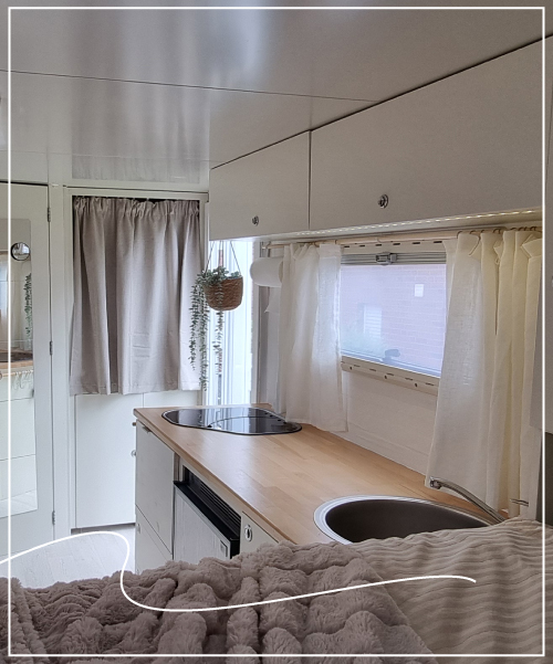 Meine selbst eingerichtete Küche im LKW Möhre – praktisch, gemütlich und perfekt für das Leben unterwegs