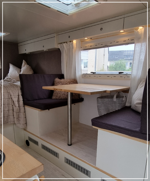 Mein Lieblingsplatz im LKW: die Sitzecke, mein Wohnzimmer – perfekt zum Arbeiten, Essen und Träumen unterwegs.