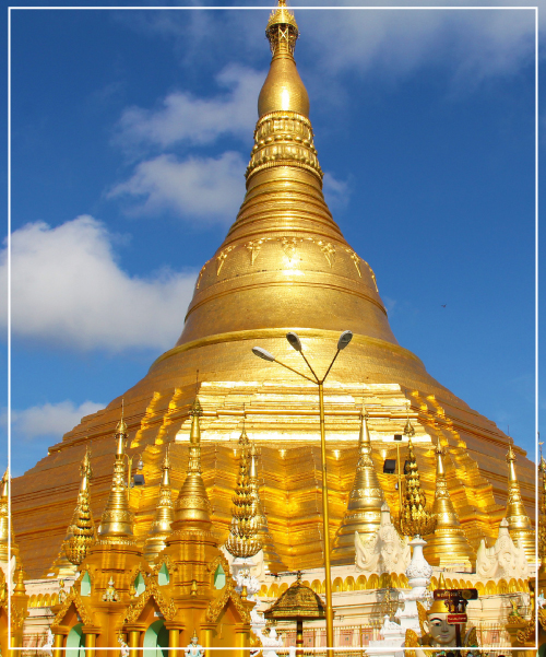 Ostasien: Goldener Tempel in Ostasien bei Sonnenuntergang, buddhistische Architektur in Yangon